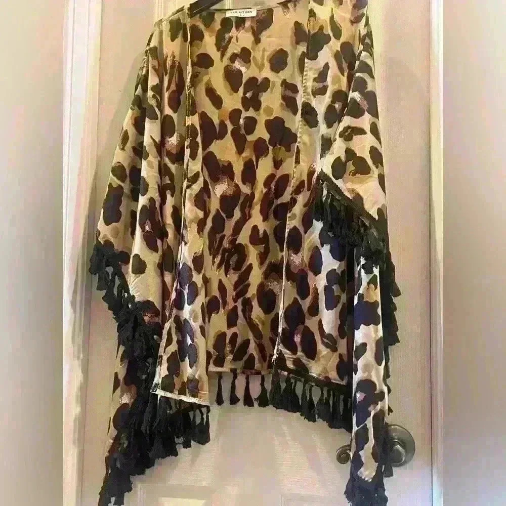 COPY - Leopard print silky short kimono size Large. Fun with fringe! - Picture 3 of 6